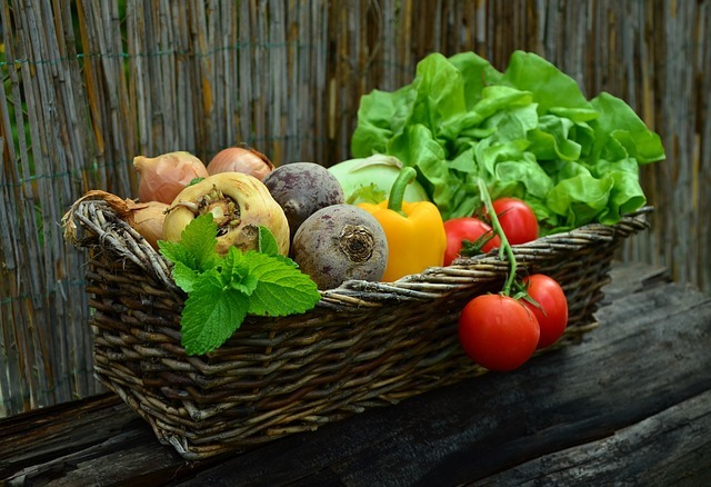 Le traitement à l'eau ozonée permet de réduire la charge microbienne à la surface des fruits et légumes
